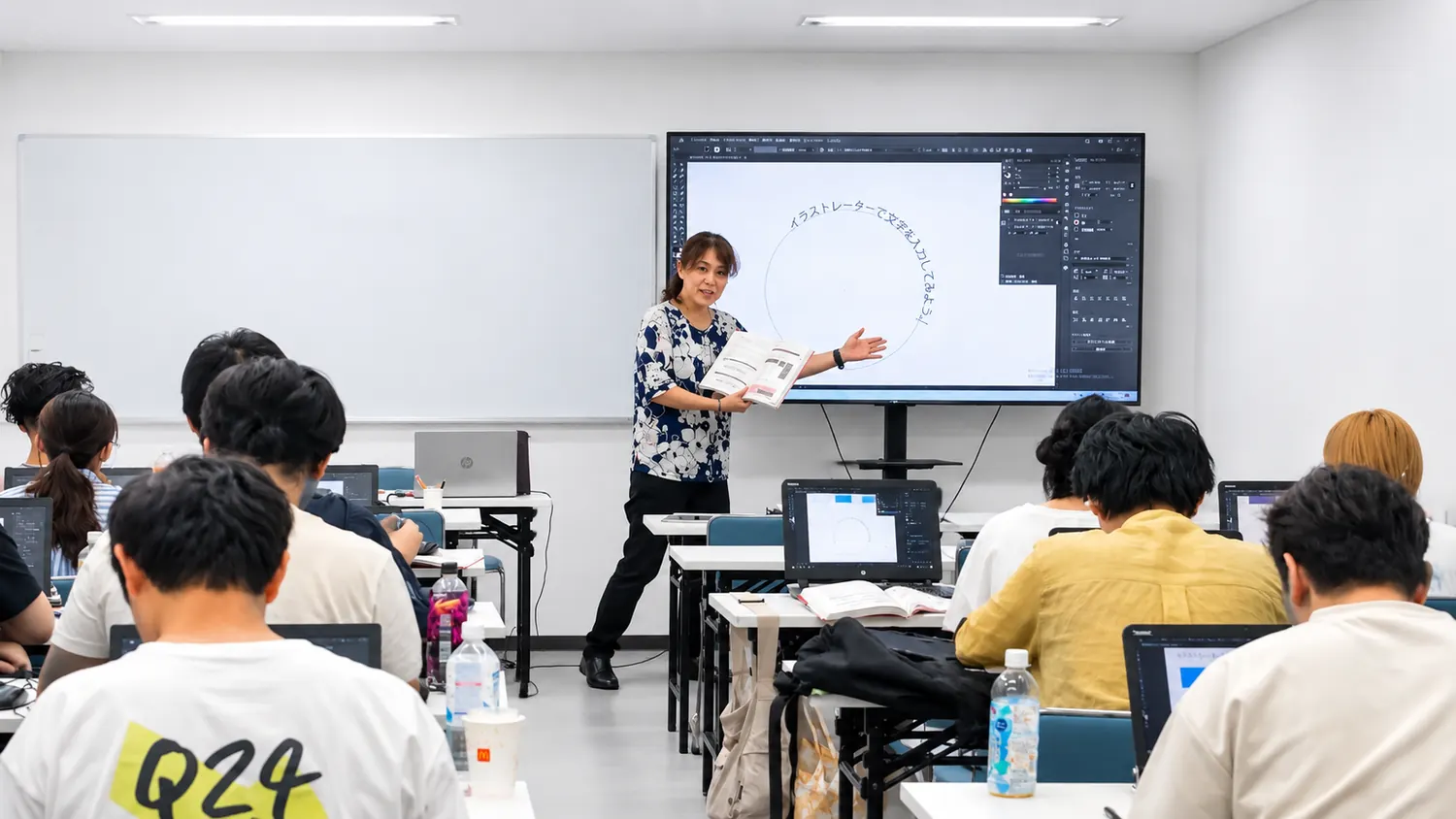 授業で学生に説明している風景